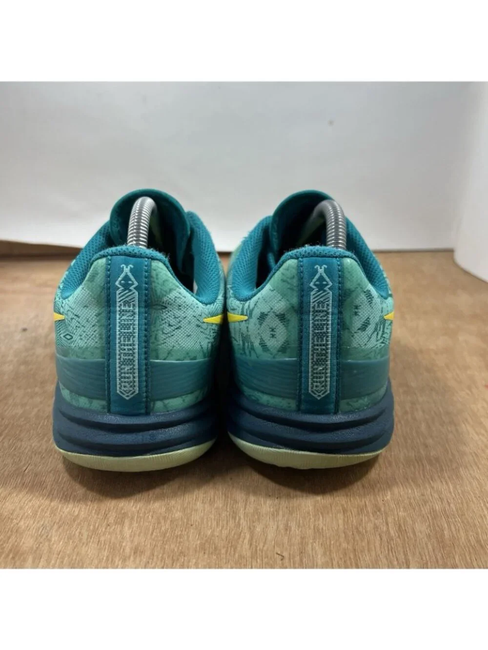 Nike Kobe Mentality Mens Size 10 Athletic Basketball Sneakers Easter